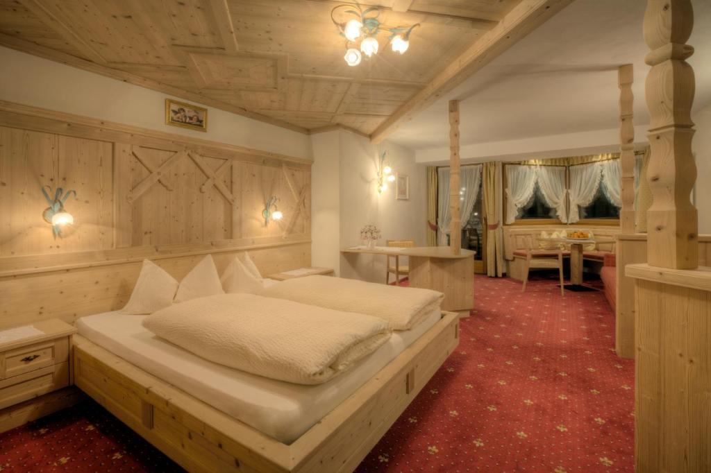 Hotel Ciasa Ai Pini Сан-Кассіано Номер фото