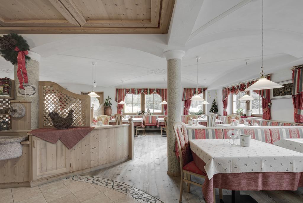 Hotel Ciasa Ai Pini Сан-Кассіано Екстер'єр фото