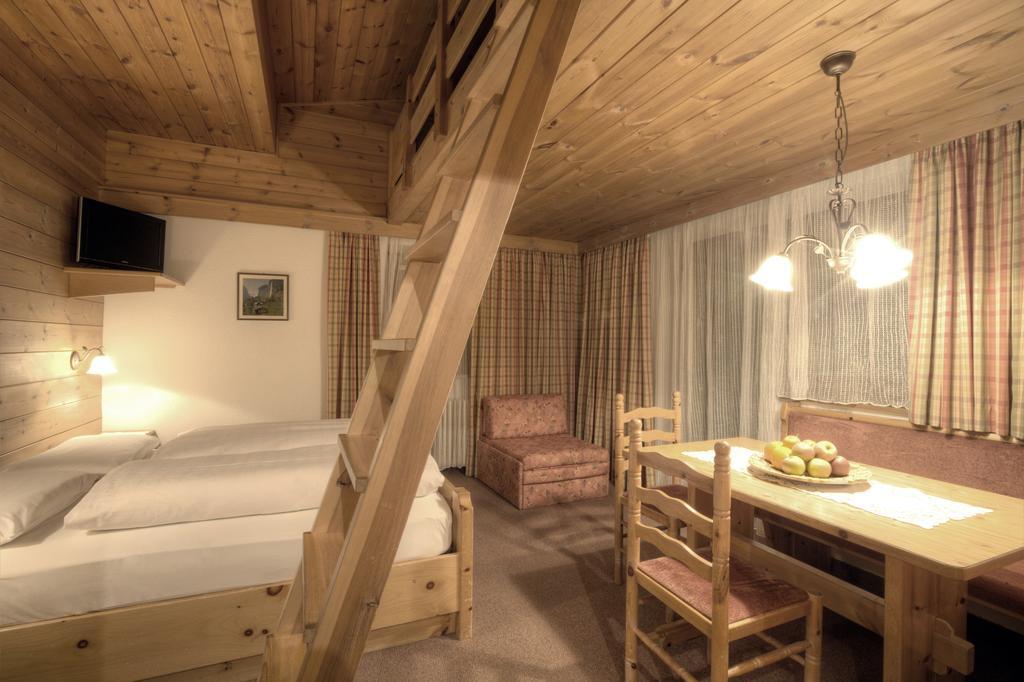 Hotel Ciasa Ai Pini Сан-Кассіано Номер фото