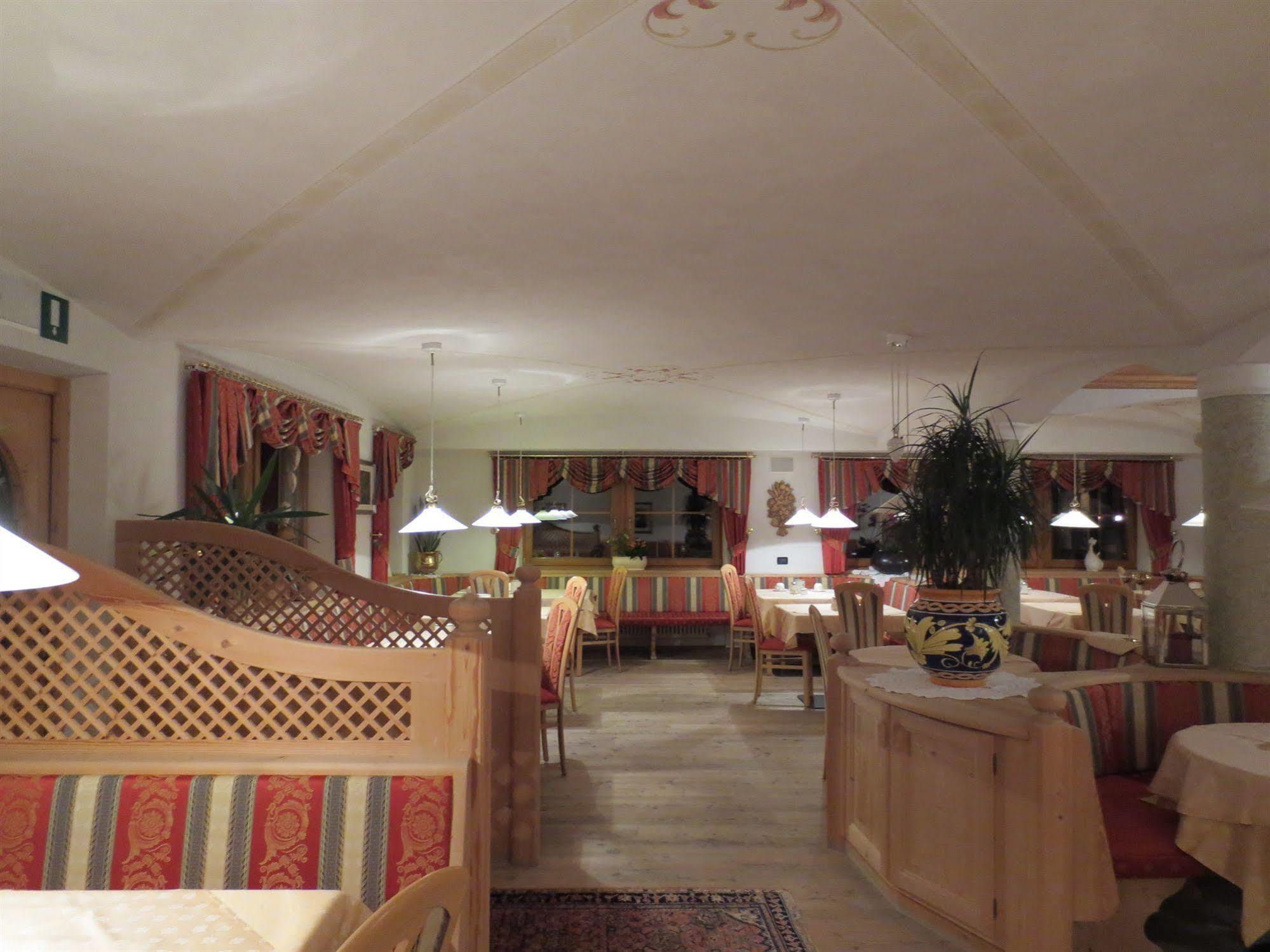 Hotel Ciasa Ai Pini Сан-Кассіано Екстер'єр фото